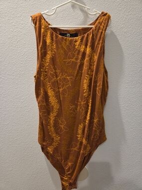 LexBreezy Sleeveless Floral Print Bodysuit in Rust